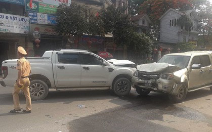 Nghi ghen tuông, chồng dùng dao đâm vợ rồi lái xe tông vào ô tô "tình địch" trên đường đi đầu thú
