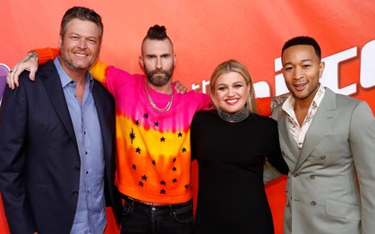 Chung kết The Voice Mỹ: Kelly Clarkson, Adam Levine "ngồi chơi xơi nước"