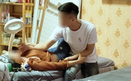 Thanh niên dẫn bạn gái đi xăm môi, ngồi bên cạnh nắm tay suốt 4 tiếng không buông: Người ghen tỵ hết nấc, người bĩu môi bảo "làm màu"