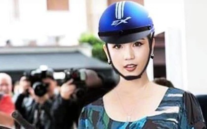 Ngọc Trinh "lầy hội" tự đăng loạt ảnh dân mạng quây váy, đội nón bảo hiểm che chắn kỹ càng cho mình trên thảm đỏ Cannes