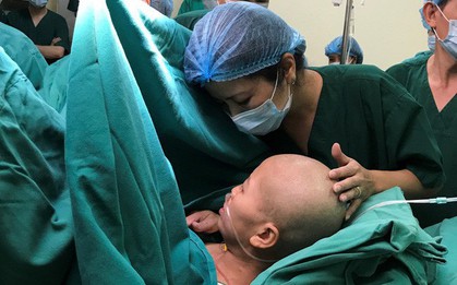 Gần 20 bác sĩ mổ bắt con cho người mẹ dũng cảm bị ung thư vú giai đoạn cuối vẫn muốn giữ và sinh con