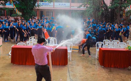 Thấy học sinh dùng súng nước bắn nhau ngày bế giảng, thầy hiệu phó mang hẳn vòi cứu hoả ra phun nước chống lại toàn trường!