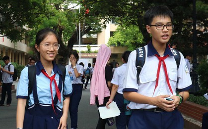 Kỳ thi tuyển sinh lớp 10: Giá xăng tăng vào đề thi trường Năng khiếu, thí sinh "dễ thở"
