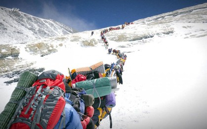 Tắc đường đến chết ở Everest: Thỏa mãn niềm đam mê hay chỉ là "check-in" cho bằng thiên hạ cùng góc khuất đáng sợ "mạnh ai nấy sống"