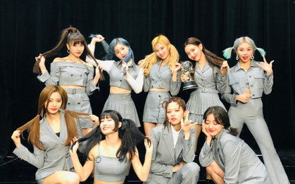 TWICE trở thành nhóm nữ đầu tiên lập kỉ lục như BTS và EXO, nhưng vì sao Sana buồn suýt khóc?
