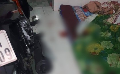 Thanh niên đâm bạn gái nhiều nhát rồi khoá cửa, nằm cạnh nạn nhân suốt 30 phút trong phòng trọ