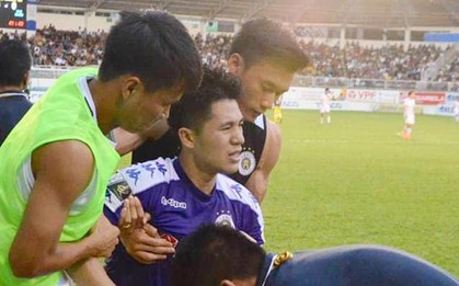 Đình Trọng bật khóc vì chấn thương, báo tin dữ cho thầy Park trước ngày hội quân dự King's Cup