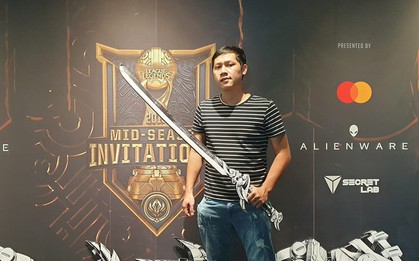 Hot streamer Thầy Ba cầm kiếm mô hình khuấy động không khí ngày thi đấu quyết định bảng B MSI 2019