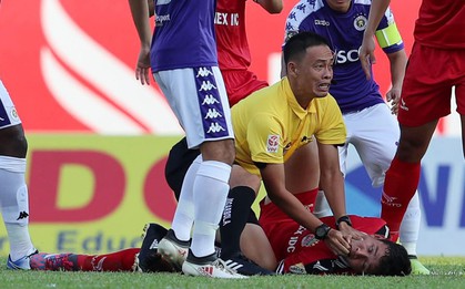 Trọng tài dùng tay ngăn cầu thủ U22 Việt Nam nuốt lưỡi sau pha va chạm cực mạnh ở V.League