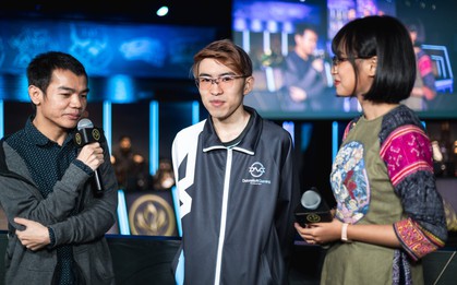 Thi đấu quá mệt mỏi, game thủ tại MSI 2019 tập thể dục trong buổi phỏng vấn khiến MC nữ xinh đẹp phì cười