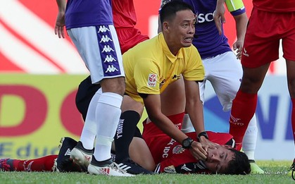 Cầu thủ U22 Việt Nam bị lõm xương đầu sau va chạm rợn người tại V.League
