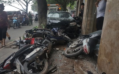 Hà Nội: Ô tô lao lên vỉa hè tông hàng loạt xe máy, tài xế có biểu hiện sử dụng rượu bia đã rời khỏi hiện trường