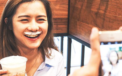 Những đồ uống có topping kem sữa béo ngậy tạo nên bao nhiêu tình huống lãng mạn trên phim
