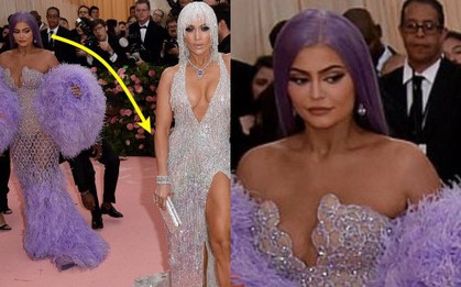 Giữa thanh thiên bạch nhật, bắt quả tang Kylie Jenner liếc xéo vòng ba của Jennifer Lopez không rời phút nào