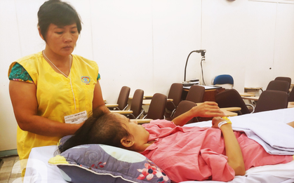 Người mẹ bật khóc nhìn con gái bị cắt chân, nằm liệt giường sau khi mổ não
