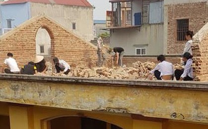 Xôn xao hình ảnh phạt 10 học sinh trèo lên mái nhà đẽo gạch giữa trời nắng nóng, hiệu trưởng nói gì?