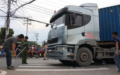 Nữ công nhân đi xe đạp bị xe container cán chết thương tâm giữa ngã tư