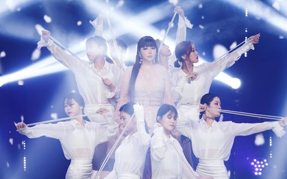 Khoảnh khắc lú lẫn của Park Bom: Nhét hoa tai thay vì tai nghe, đến lúc phát hiện ra thì "mỗi người một nơi"