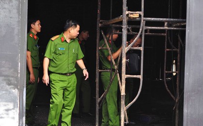 Mâu thuẫn sinh hoạt, chồng dùng bu lông đánh vào đầu vợ rồi tưới xăng tự thiêu
