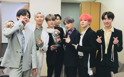 Ẵm cúp liên tù tì, BTS phá kỉ lục tồn tại gần 5 năm của Apink, lập thành tích bằng TWICE trên show âm nhạc