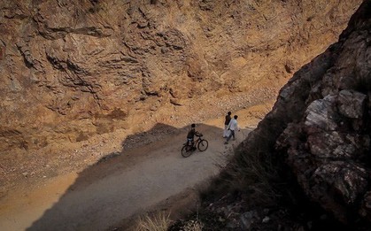 Người đàn ông 22 năm phá núi làm đường vì tình yêu với vợ