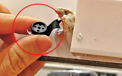 Vào phòng thử đồ, cô gái nhìn thấy chiếc cúc áo đáng nghi đính phía trên gương soi rồi tá hỏa phát hiện camera quay lén bên trong