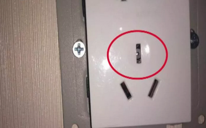 Cặp đôi Trung Quốc đi du lịch bắt gặp camera quay lén được giấu trong ổ điện cạnh tivi khách sạn