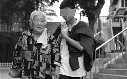 Nghẹn lòng hình ảnh bà nội 80 tuổi chờ cháu trai bị thiểu năng