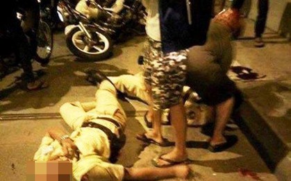 Chở bạn không đội mũ bảo hiểm bị yêu cầu dừng xe, nam thanh niên chạy vào nhà dân rồi đánh CSGT
