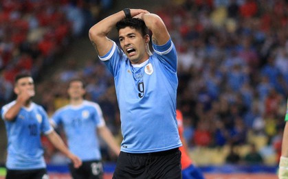 Phút hớ hênh của anh bạn thân Messi đang chơi cho tuyển Uruguay: Đòi penalty vì bóng... chạm tay thủ môn