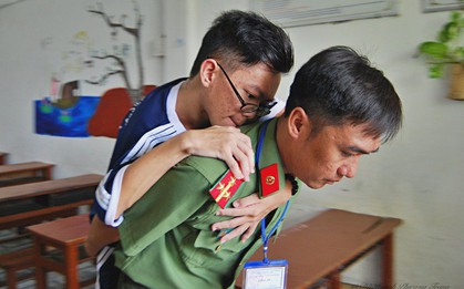Xúc động hình ảnh chiến sĩ công an cõng thí sinh tàn tật đi thi: Anh sẽ làm đôi chân của em, em chỉ cần thi tốt thôi