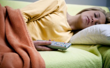 Ngủ mà vẫn để tivi bật sẽ dẫn tới hậu quả mà chị em nào cũng sợ