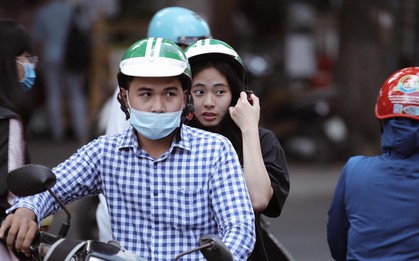 Bùng nổ tranh cãi thí sinh đi thi bằng xe ôm, không có bố mẹ đưa đón: Lớn rồi đi một mình có sao đâu, bố mẹ đâu theo chúng ta mãi được!