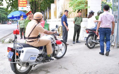 Ảnh: Cảnh sát Hà Giang dùng xe chuyên dụng hú còi 'hộ tống' thí sinh ngủ muộn đến điểm thi