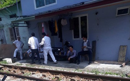 Hải Phòng: Hàng xóm phát hiện thi thể người đàn bà điên chết trong nhà