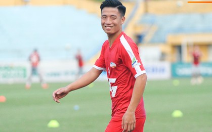 Tiến Dũng tươi rói ra sân sau lễ ăn hỏi, đồng đội đùa rằng: "Quả là người mới cưới vợ có khác"