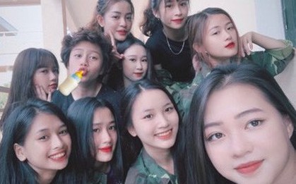 Giữa lúc lùm xùm đoạn livestream, Bảo Hân tiếp tục khiến dân tình bàn tán vì 1 điểm trong bức ảnh selfie với các bạn cùng lớp