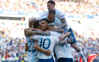 Messi mờ nhạt nhưng Argentina vẫn đủ sức tạo nên siêu kinh điển Nam Mỹ với Brazil ở bán kết nhờ ngôi sao từng gặp họa ở Mỹ Đình