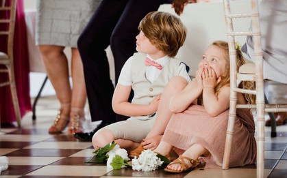 Cô dâu "bóc phốt" khách mời vì mang trẻ con đến phá hủy bữa tiệc trong khi đã có quy định rõ ràng, dân mạng chia thành hai phe lên tiếng
