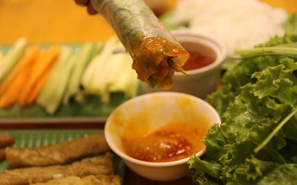 Tinh tế ẩm thực Việt Nam: "khó" từ bát nước chấm nhỏ xíu "khó" trở đi