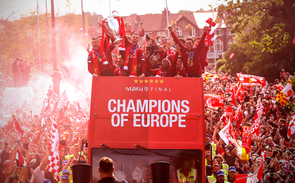 Liverpool rước cúp vô địch Champions League: Biển người nhuộm đỏ thành phố cảng sau 14 năm mòn mỏi chờ đợi