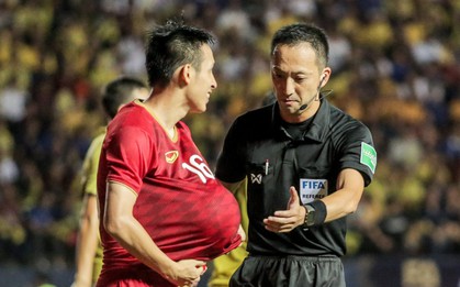 Hài hước: Tiền vệ tuyển Việt Nam bị trọng tài xin lại "bụng bầu" sau màn ăn mừng kinh điển