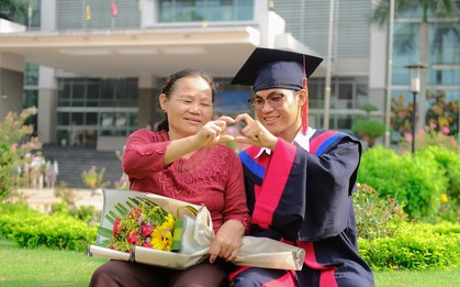 Bức ảnh nam sinh nắm tay mẹ trong lễ tốt nghiệp gây bão nhưng câu chuyện 8 năm nợ môn mới ra được trường mới là điều khiến nhiều người giật mình