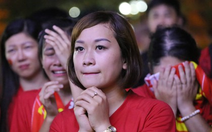 Nhiều nữ cổ động viên khóc nức nở khi đội tuyển để tuột mất ngôi vô địch King's Cup 2019 sau loạt sút luân lưu