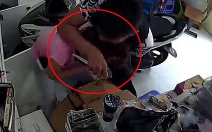 Cô gái bất ngờ bị 2 tên cướp đeo khẩu trang chặn xe, bóp cổ cướp xe máy giữa đường