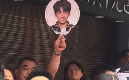 Dân mạng mê mẩn ông bố nhanh trí giơ cao tấm ảnh của Jungkook (BTS) vì sợ lạc con giữa biển người sau giờ thi