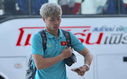 Công Phượng lẻ loi trên đường về Việt Nam, được thầy Park dặn dò kỹ càng trước khi chia tay