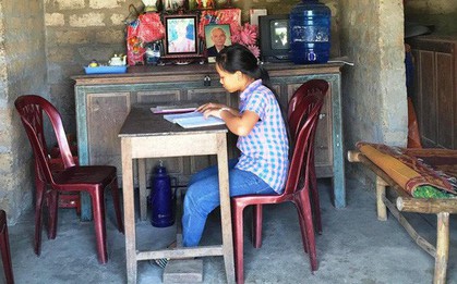 Nữ sinh Quảng Bình quỳ gối khóc xin thi lại môn Văn: Sở "ưu ái" vào trường không thi vẫn trúng tuyển?