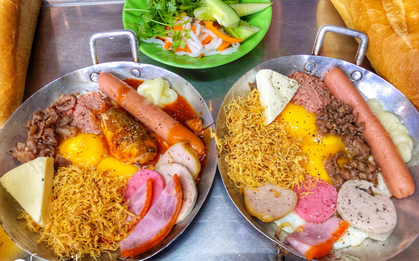 Giữa phố đi bộ Nguyễn Huệ "đắt đỏ" có một hàng bánh mì chảo lụp xụp giá cực rẻ, cứ càng muộn là càng đông