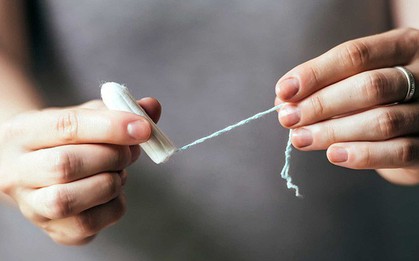 Nữ sinh 21 tuổi bị mắc kẹt tampon trong âm đạo, bác sĩ chỉ ra 3 lưu ý quan trọng khi dùng để tránh tổn thương